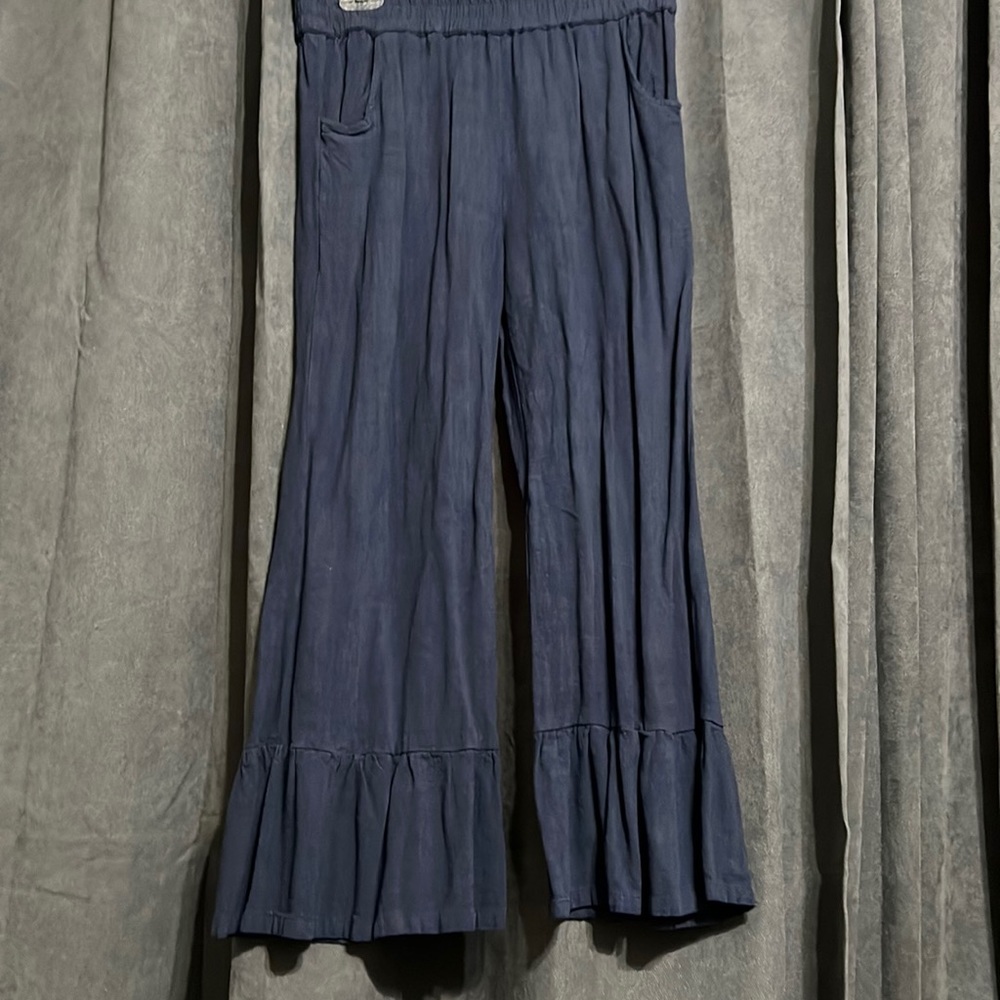 UMGEE. Linen/Cotton Blend. Navy Ruffle Bottom Capri Pants. Large